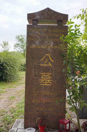 Foto de Thiais, Francia - 11 de septiembre de 2023 - A stela to French-Indochinese solidarity and fraternity in the Asian part of the cemetary, written in all languages of Indochina (Chinese, Khmer, Thai, Vietnamese) - Imagen libre de derechos