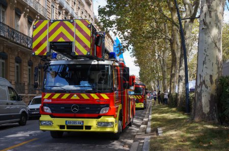 Téléchargez les photos : Toulouse, France - 31 août 2023 - Un pompier avec une longue échelle du SDIS 31 est stationné dans la rue, en cas d'incident lors du déménagement de la structure du Mémorial de guerre Franois Verdier - en image libre de droit
