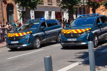 Foto de Toulouse, Francia - 14 de julio de 2023 - Dos nuevos Peugeot 5008 SUV del desfile de la Gendarmería Nacional (policía militar francesa) durante el viaje organizado en la calle para el Día Nacional - Imagen libre de derechos