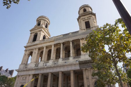 Foto de París, Francia - 5 de septiembre de 2023 - Fachada principal y torres del siglo XVII, iglesia barroca de Saint-Sulpice, en el barrio de Odón; ahora reemplaza a Notre-Dame como catedral, desde el incendio de 2019 - Imagen libre de derechos