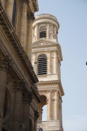 Téléchargez les photos : Paris, France - 5 septembre 2023 - Détail de la tour sud de Saint-Sulpice, dans le quartier Odon ; cette église baroque du XVIIe siècle remplace temporairement Notre-Dame comme cathédrale, depuis l'incendie de 2019 - en image libre de droit