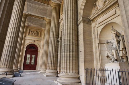 Foto de París, Francia - 5 de septiembre de 2023 - Columnas que sostienen el pórtico del siglo XVII, iglesia barroca de Saint-Sulpice, que sustituye temporalmente a Notre-Dame como la catedral, desde el incendio de 2019 - Imagen libre de derechos