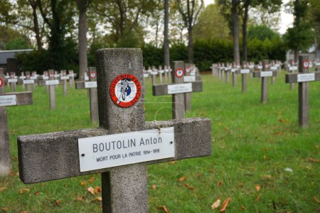 Téléchargez les photos : Thiais, France - 11 septembre 2023 - Alignement des croix chrétiennes dans la tombe militaire serbe, où sont enterrés les soldats de la Première Guerre mondiale, au cimetière parisien du Thiais, en Val-de-Marne - en image libre de droit