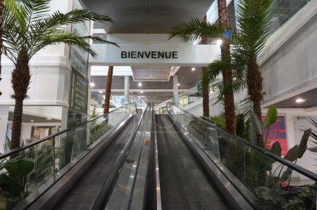 Foto de Orly, Francia - 10 de septiembre de 2023 - Escaleras mecánicas que suben desde el aparcamiento subterráneo, a la entrada del supermercado Leclerc en el centro comercial Orlydis, cerca del aeropuerto internacional de París-Orly - Imagen libre de derechos