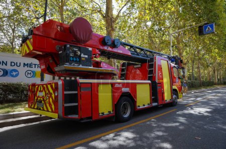 Photo for Toulouse, France - Aug. 31, 2023 - A fire engine with a long ladder from SDIS 31 is parked on the street, in case of an incident during the structure relocation of Franois Verdier War Memorial - Royalty Free Image
