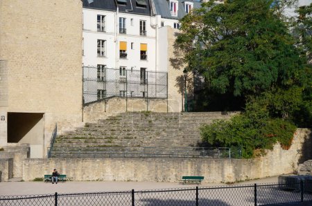 Téléchargez les photos : Paris, France - 5 septembre 2023 - Des vestiges de gradins de pierre dans un amphithéâtre romain du IIe siècle, aujourd'hui situé sur la place des Arnes de Lutce, dans le quartier Jussieu - en image libre de droit