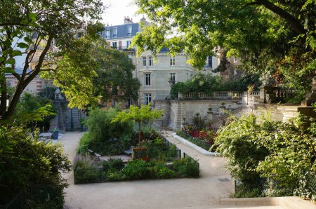 Téléchargez les photos : Paris, France - 5 septembre 2023 - Jardin paysager verdoyant sur la place des Arnes de Lutce, un parc situé dans le quartier Jussieu, dans le 5ème arrondissement de la capitale - en image libre de droit