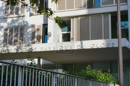 Foto de París, Francia - 5 de septiembre de 2023 - Sede del "Institut de Physique du Globe de Paris" (IPGP, Instituto de Física de la Tierra de París), en el Campus Jussieu; es un componente de la Universidad París-Cit - Imagen libre de derechos