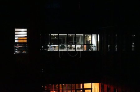 Téléchargez les photos : Chevilly-Larue, France - 10 sept. 2023 - Près du marché international de Rungis, vue de nuit sur le siège d'une filiale de la société française Vinci Construction, leader mondial dans le secteur de la construction - en image libre de droit