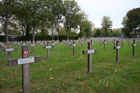 Foto de Thiais, Francia - 11 de septiembre de 2023 - Alineación de cruces cristianas en la lápida militar serbia, donde están enterrados los soldados de la Primera Guerra Mundial, en el cementerio parisino de Thiais, en Val-de-Marne - Imagen libre de derechos
