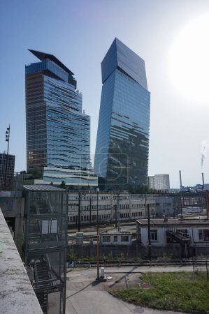 Foto de París, Francia - 5 de septiembre de 2023 - Tours Duo, rascacielos de cristal moderno en el distrito 13, ocupado por el grupo bancario BPCE, construido sobre las vías férreas, en Paris-Rive Gauche (Ribera izquierda)) - Imagen libre de derechos