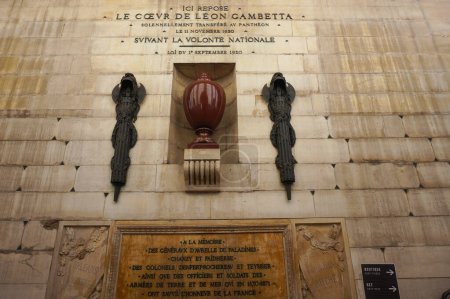 Téléchargez les photos : Paris, France - 5 septembre 2023 - Relique de Lon Gambetta, homme d "État français du XIXe siècle, à l'entrée de la crypte du Panthon ; le Panthon est un mausolée dédié aux personnages historiques - en image libre de droit