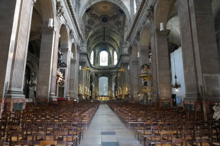 Foto de París, Francia - 5 de septiembre de 2023 - Perspectiva de sillas de madera a ambos lados del callejón central, dentro de la nave del siglo XVII, iglesia barroca de Saint-Sulpice, en el sexto arrondissement - Imagen libre de derechos
