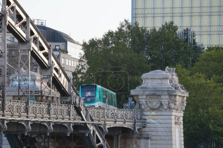 Foto de París, Francia - 5 de septiembre de 2023 - Un metro en la línea 5 pasa por Austerlitz Viaduct, un puente de proa de metal que cruza el río Sena, cerca de la estación de tren de París-Austerlitz en el distrito 13. - Imagen libre de derechos