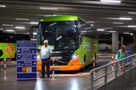 Foto de Toulouse, Francia - 4 de septiembre de 2023 - Aparcamiento cubierto y plataformas en la Gare routire Pierre Smard, junto a la estación de tren de Matabiau, una terminal de autobuses para autobuses urbanos, autocares nacionales e internacionales - Imagen libre de derechos