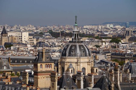 Foto de París, Francia - 5 de septiembre de 2023 - Vista aérea desde Panthon Dome en la capilla de Sainte-Ursule, una iglesia barroca del siglo XVII en el campus de la Universidad de la Sorbona, en el Barrio Latino (5º arrondissement) - Imagen libre de derechos