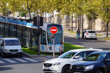 Foto de París, Francia - 6 de septiembre de 2023 - Tranvía moderno Alstom en la línea T3a de la red de la RATP, en el General Jean Simon Boulevard, por delante de la estación Maryse Basti, en el distrito 13 de la capital - Imagen libre de derechos