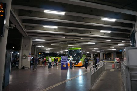 Téléchargez les photos : Toulouse, France - 4 septembre 2023 - Stationnement couvert et quais à la gare Pierre Smard, à côté de la gare de Matabiau, un terminal d'autobus pour les autobus urbains, les autocars nationaux et internationaux - en image libre de droit