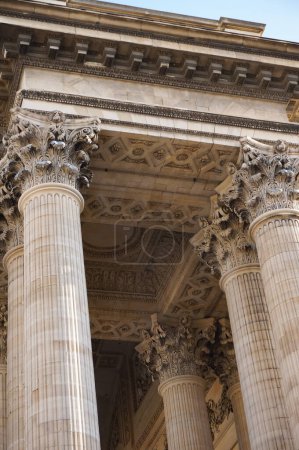 Foto de París, Francia - 5 de septiembre de 2023 - Vista de bajo ángulo debajo del pórtico de Pantón, un monumento neoclásico del siglo XVIII en el distrito 5, con columnas de estilo griego con capiteles esculpidos - Imagen libre de derechos