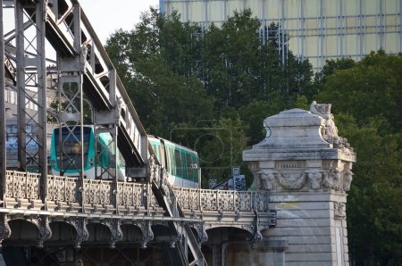 Foto de París, Francia - 5 de septiembre de 2023 - Un metro en la línea 5 pasa por Austerlitz Viaduct, un puente de proa de metal que cruza el río Sena, cerca de la estación de tren de París-Austerlitz en el distrito 13. - Imagen libre de derechos