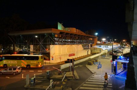 Foto de Toulouse, Francia - 4 de septiembre de 2023 - Sede de la Gare routire Pierre Smard, junto a la estación de tren, una terminal de autobuses para autobuses urbanos, autobuses nacionales e internacionales como en las líneas Flixbus - Imagen libre de derechos