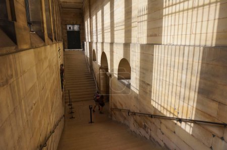 Téléchargez les photos : Paris, France - 5 septembre 2023 - Escalier monumental en pierre descendant jusqu'à la crypte de Panthon, un mausolée du XVIIIe siècle dans le 5ème arrondissement où plusieurs personnages historiques français sont enterrés - en image libre de droit