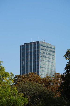 Foto de París, Francia - 5 de septiembre de 2023 - Tour Zamansky, una torre de cristal en el Campus Pierre et Marie Curie (Jussieu) de la Universidad de Sorbona, en el distrito 5 de la capital, vista desde el parque Lutetia Arena - Imagen libre de derechos