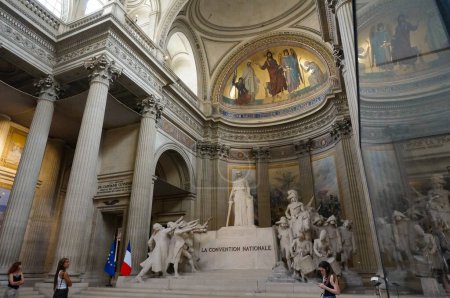 Téléchargez les photos : PARIS, FRANCE : Intérieur du Panthéon. Il a été construit à l'origine comme une église dédiée à Sainte Geneviève. - en image libre de droit