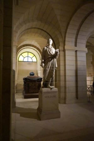 Téléchargez les photos : PARIS, FRANCE : Statue et tombe de Voltaire, 1694 - 1778, célèbre écrivain et philosophe français. Panthéon à Paris, France. - en image libre de droit
