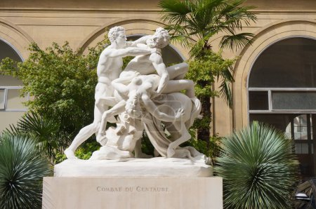 Foto de Crack combat du Centaure, The Centaur fight, marble sculpture (1888-1900) de Gustave Crauk - Expuesto en la Exposición Universal (1900) - Ahora en el ayuntamiento del sexto arrondissement, París - Imagen libre de derechos