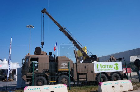 Téléchargez les photos : Chlons-en-Champagne - 9 septembre 2023 - Arquus VBMR-L Serval, un transporteur de troupes blindé polyvalent français, version allégée de Griffon dans la ligne Scorpion, est exposé à la Foire de Chlons par l'armée - en image libre de droit