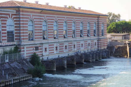 Foto de Toulouse, Francia - 7 de octubre de 2023 - Central hidroeléctrica de Ramier, vista desde el puente Saint-Michel; el edificio de ladrillo se encuentra sobre un brazo del río Garona y produce electricidad con 6 turbinas - Imagen libre de derechos