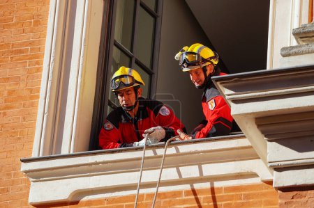 Téléchargez les photos : Toulouse, France - 8 octobre 2023 - Démonstration en direct par une équipe de l'USAR (Recherche et sauvetage), lors du Congrès National des Pompiers ("sapeurs-pompiers") : une victime est évacuée par une fenêtre - en image libre de droit