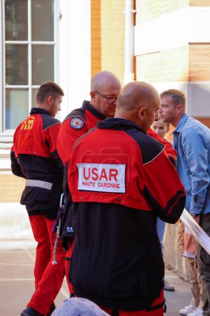 Foto de Toulouse, Francia - 8 de octubre de 2023 - Demostración en vivo de un equipo de USAR (búsqueda y rescate), durante el Congreso Nacional de Bomberos de Francia ("sapeurs-pompiers") - Imagen libre de derechos