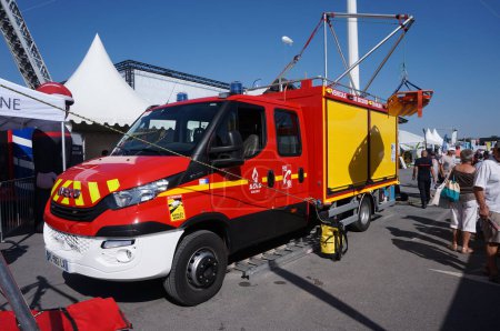 Foto de Chlons-en-Champagne - 9 de septiembre de 2023 - Vehículo de emergencia rojo y amarillo de la brigada de bomberos y rescate SDIS 51, exhibido en la Feria de Chlons; una camilla de evacuación se engancha desde un polipasto montado en el techo - Imagen libre de derechos