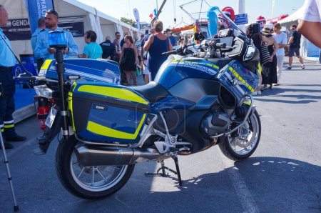 Foto de Chlons-en-Champagne, Francia - 9 de septiembre de 2023 - Azul R 1200 RT motocicleta de la Gendarmería Nacional (policía militar francesa), en la Feria de Chlons; este modelo es hecho en Francia por el fabricante alemán BMW - Imagen libre de derechos