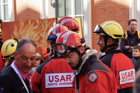 Foto de Toulouse, Francia - 8 de octubre de 2023 - Demostración en vivo de un equipo de USAR (búsqueda y rescate) con los centros de bomberos y rescate SDIS 31, 81, durante el Congreso Nacional de Bomberos de Francia ("sapeurs-pompiers") - Imagen libre de derechos