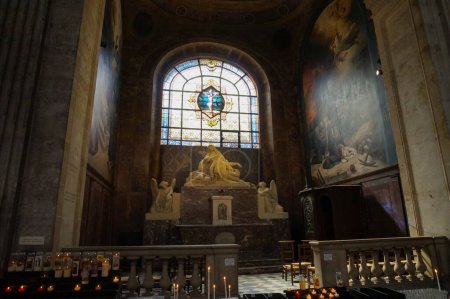 Foto de París, Francia - 5 de septiembre de 2023 - Una capilla lateral decorada con una Pieta, una escultura de piedra que representa a María de luto por la muerte de Cristo, dentro del siglo XVII, la iglesia barroca de San Sulpicio - Imagen libre de derechos