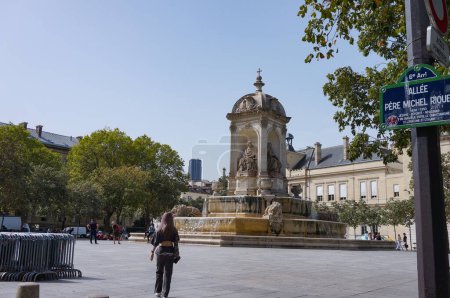 Foto de París, Francia - 5 de septiembre de 2023 - Place Saint-Sulpice, una plaza del siglo XIX en el distrito 6 de la capital, con su histórica y esculpida Fuente Saint-Sulpice en su centro - Imagen libre de derechos