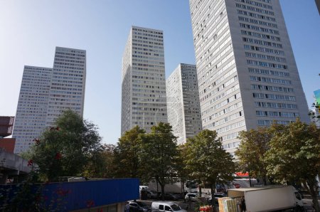 Foto de París, Francia - 5 de septiembre de 2023 - Edificio residencial de gran altura de la década de 1970 en Dalle des Olympiades; la explanada, ubicada en el distrito 13 de la capital, es parte del barrio chino más grande de Europa - Imagen libre de derechos