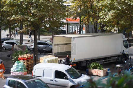 Foto de París, Francia - 5 de septiembre de 2023 - Las mercancías se descargan de un camión de reparto en el estacionamiento del supermercado Paris Store, en Ivry Avenue, una de las calles altas en el distrito 13 de Chinatown - Imagen libre de derechos