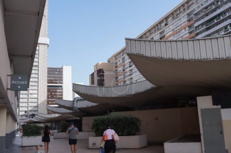 Foto de París, Francia - 5 de septiembre de 2023 - Negocios asiáticos, con techos típicos en el centro comercial Mercure, ubicado en la Explanada de las Olimpiadas, en el corazón del distrito 13 de Chinatown - Imagen libre de derechos
