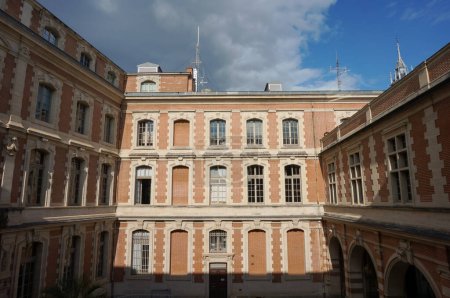 Foto de Toulouse, Francia - 21 de julio de 2023 - Fachada de ladrillo en el patio Henri IV del Capitolio clásico del siglo XVIII, un palacio de Estado que sirve como el ayuntamiento de Toulouse, la llamada "Ciudad Rosa"" - Imagen libre de derechos