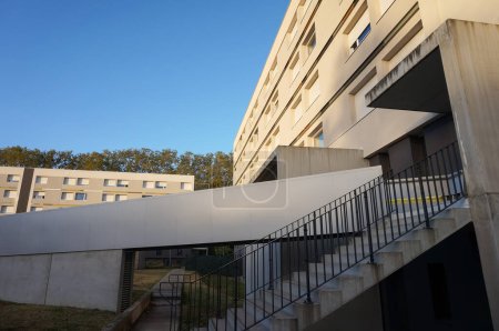 Foto de Toulouse, Francia - 21 de octubre de 2023 - Rampas de acceso y escaleras exteriores en la Residencia de Estudiantes ISAE Altal en el campus de la Escuela Superior de Aeronáutica y Espacio (Suparo), en el Complejo Científico Rangueil - Imagen libre de derechos