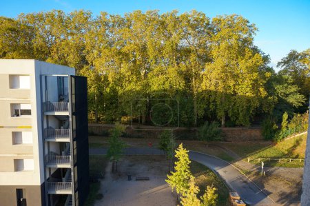 Téléchargez les photos : Toulouse, France - 21 octobre 2023 - Vue depuis un immeuble à Altal Student Residence, sur le campus verdoyant ISAE-SUPAERO sur les arbres bordant le Canal du Midi, dans le Complexe Scientifique du Rangueil - en image libre de droit