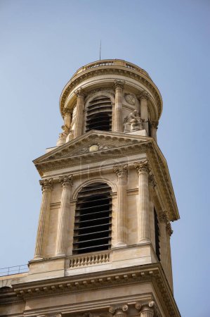 Foto de París, Francia - 5 de septiembre de 2023 - Detalle de la torre sur de Saint-Sulpice, en el barrio de Odón; esta iglesia barroca del siglo XVII sustituye temporalmente a Notre-Dame como catedral, desde el incendio de 2019 - Imagen libre de derechos
