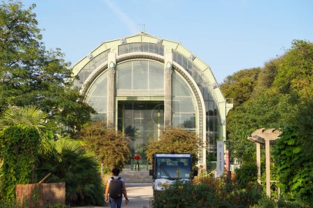 Foto de París, Francia - 5 de septiembre de 2023 - Fachada de vidrio arqueada de los invernaderos del Museo Nacional de Historia Natural de Francia (MHNH), en el Jardín Botánico, ubicado en el distrito 5 de la capital - Imagen libre de derechos