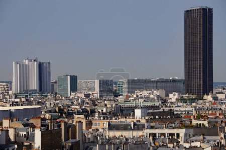 Foto de París, Francia - 5 de septiembre de 2023 - Vista general desde Panthon en el distrito 15: a la izquierda, Pullman Hotel; a la derecha, Tour Maine-Montparnasse, una torre de oficinas, que domina el horizonte - Imagen libre de derechos