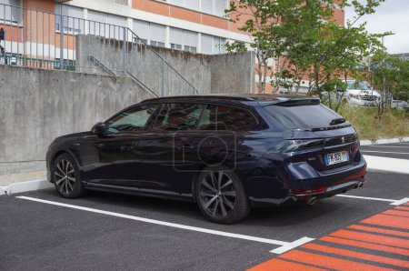 Foto de Toulouse, Francia - 21 de julio de 2023 - Vista lateral de un nuevo 508 negro, en versión inmobiliaria, en un estacionamiento; es un modelo producido por el fabricante francés de automóviles PSA Peugeot-Citron (Stellantis Group) - Imagen libre de derechos