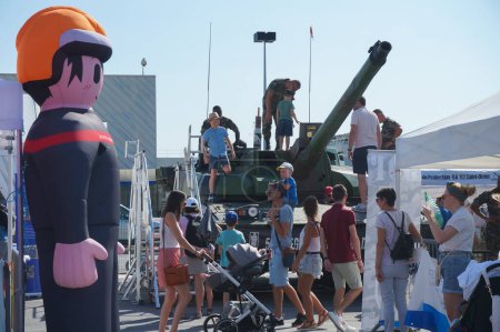 Photo for Chlons-en-Champagne - Sept. 9, 2023 - Crowd of visitors around a French Army's Leclerc Main Battle Tank (MBT), exhibited at Chlons Fair; some kids and their parents have climbed on the turret - Royalty Free Image